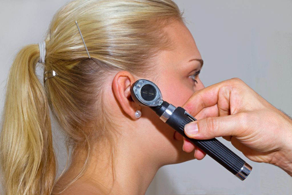 Bei einer fachärztlichen Untersuchung können Verstopfungen der Ohren mit zu viel Cerumen leicht festgestellt und anschließend behandelt werden. (Bild: Jürgen Fälchle/fotolia.com)