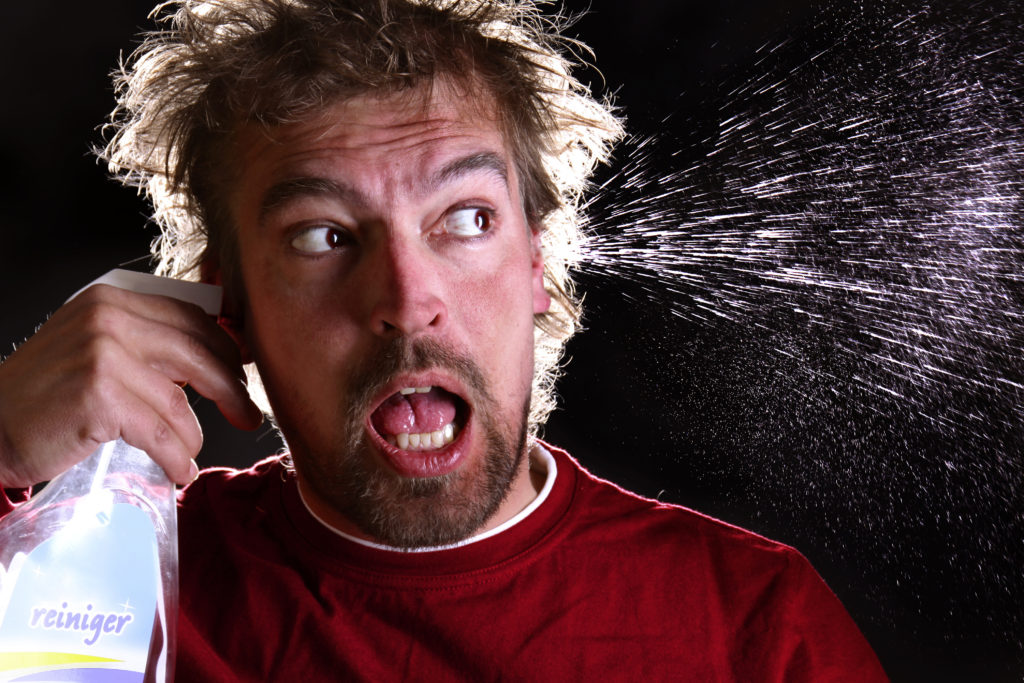 Zur Reinigung der Ohren beziehungsweis zur Entfernung von überschüssigem Ohrenschmalz reicht ordentliches Durchspülen oftmals bereits aus. Allerdings sollte kein kaltes Wasser verwendet werden. (Bild: underdogstudios/fotolia.com)