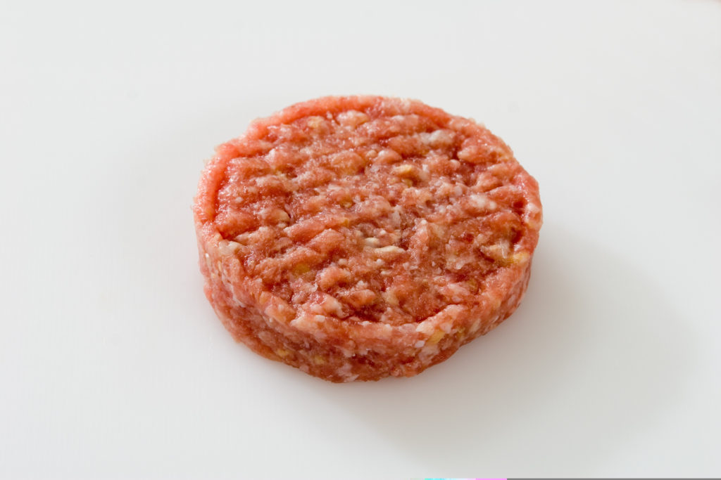 Die Willms Fleisch GmbH ruft Hacksteaks zurück, die bei Penny im Verkauf sind. In einzelnen Packungen des Produkts „Bifteki Hacksteaks" seien Kunststoffteilchen gefunden worden. (Bild: redhorst/fotolia.com)