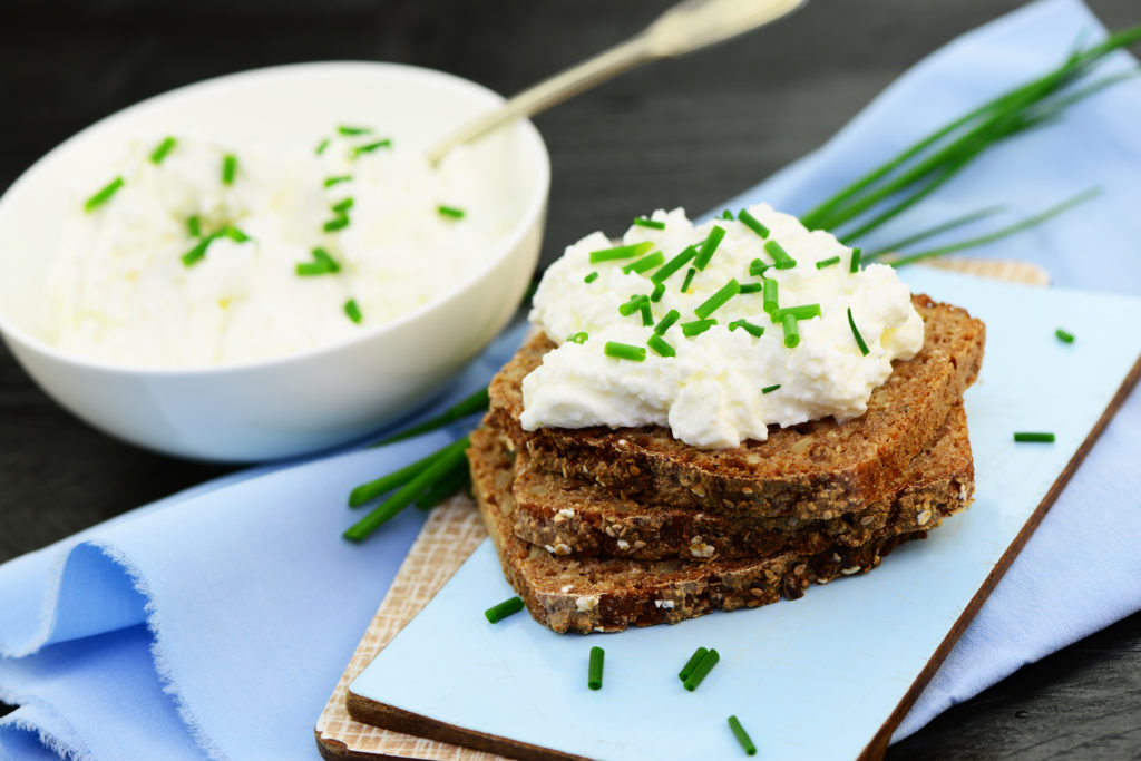 Damit der mitgebrachte Proviant beim Picknick nicht so schnell matschig wird, sollte man bei Hitze besser gefrorene Brotscheiben fürs Picknick belegen. (Bild: Printemps/fotolia.com)