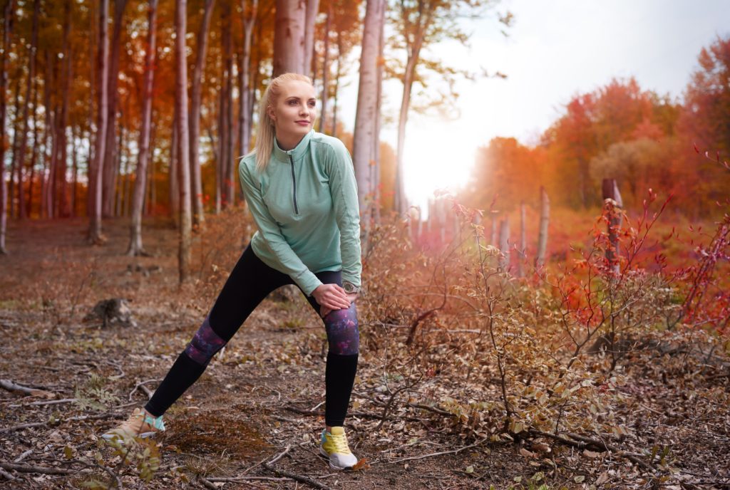 Viele Sportler dehnen zunächst ihre Muskeln, bevor sie mit dem Training beginnen. Doch man hört immer wieder, dass das eher schaden als nützen soll. Experten wissen, was wirklich stimmt. (Bild: gpointstudio/fotolia.com)