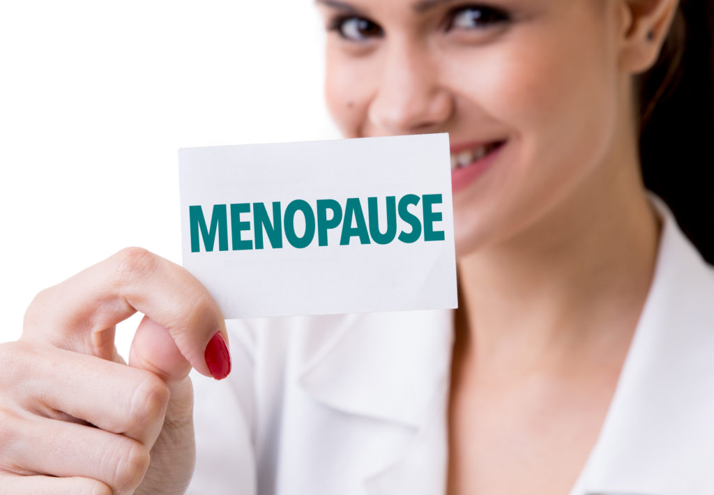Wenn Frauen frühzeitig in die Menopause kommen, entstehen dadurch erhöhte gesundheitliche Risiken. So können bei Betroffenen beispielsweise leichter Entzündungen und Gefäßschaden entstehen. (Bild: gustavofrazao/fotolia.com)