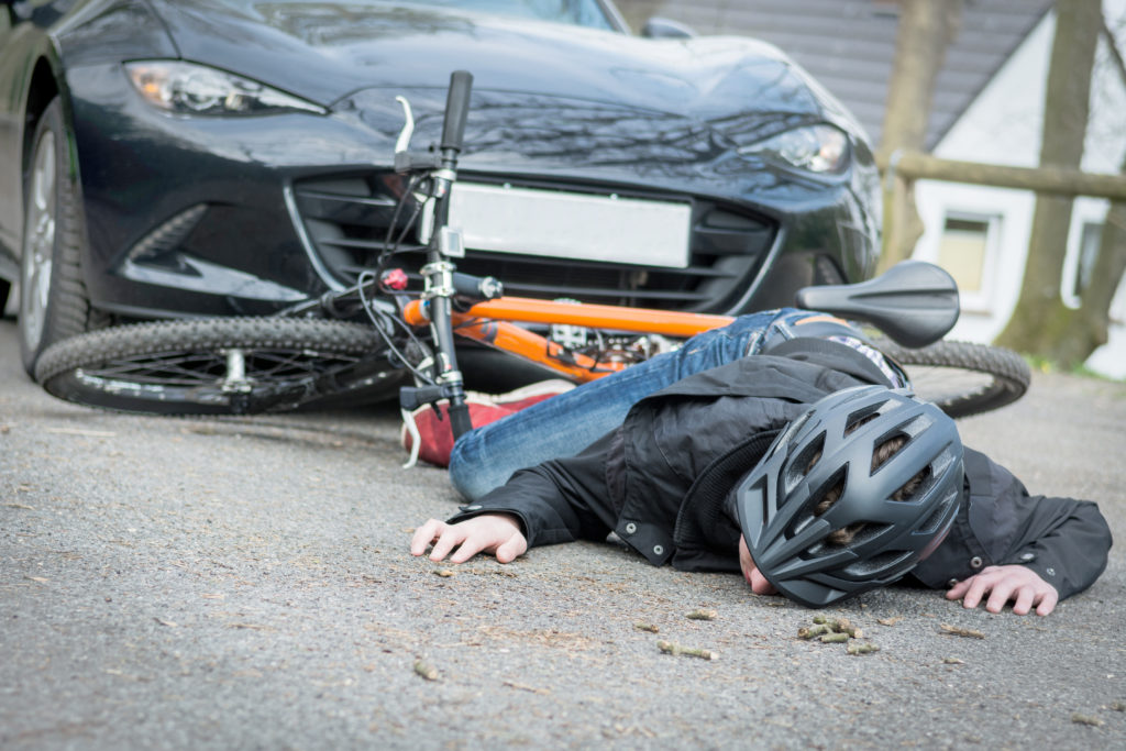 Das Tragen eines Fahrradhelms reduziert bei Unfällen das Risiko für schwere Kopfverletzungen. Trotzdem sind nicht alle Experten für die Einführung einer gesetzlichen Helmpflicht. (Bild: Picture-Factory/fotolia.com)