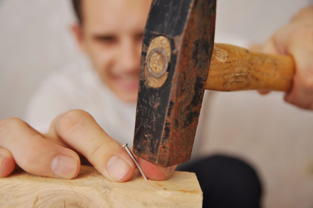 Millionen Deutsche sind begeisterte Heimwerker. Leider kommt es bei den heimischen Tätigkeiten auch immer wieder zu Verletzungen wie Quetschungen oder Schnittwunden. Experten erklären, was dann zu tun ist. (Bild: eugenwalter/fotolia.com)