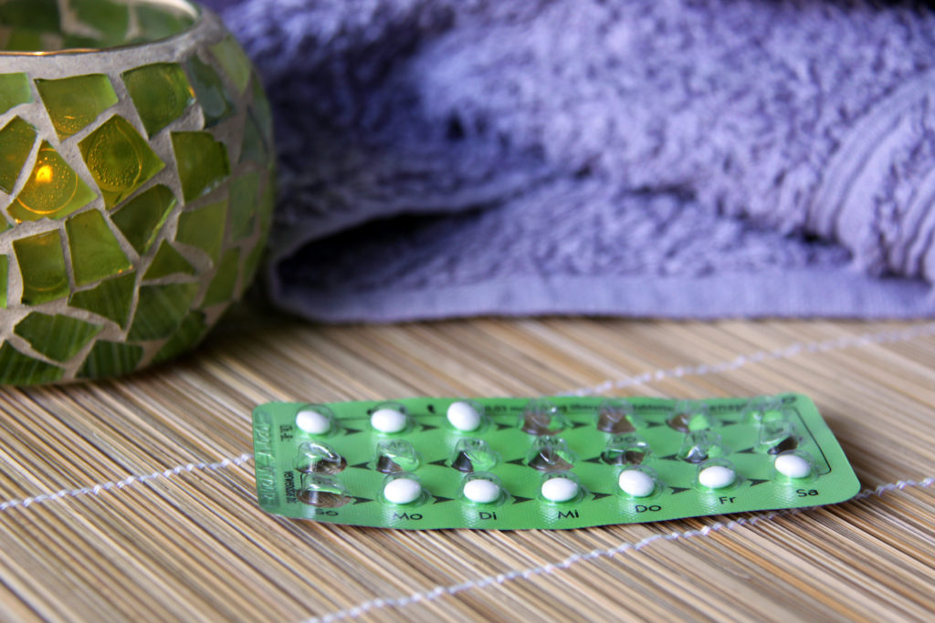 Die Pille zählt bei den Deutschen zu den beliebtesten Verhütungsmethoden. Die Einnahme des Medikaments ist allerdings mit gesundheitlichen Risiken verbunden. Anhand von Fakten können Frauen für sich herausfinden, ob die Pille das passende Verhütungsmittel für sie ist. (Bild: kristina rütten/fotolia.com)