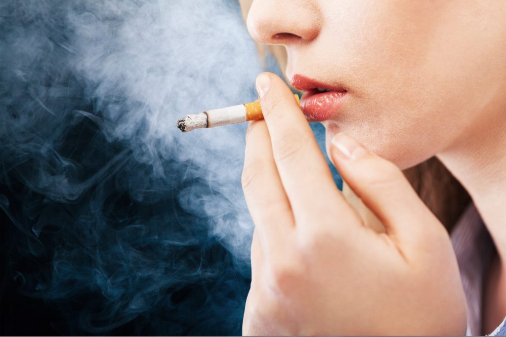 Wollen Sie schon lange mit dem Rauchen aufhören? Aber das Verlangen nach Nikotin hält Sie davon ab? Dann könnte Ihnen vielleicht in Zukunft geholfen werden. Mediziner fanden heraus, dass Placebos wirksam zur Unterdrückung der Sucht von Rauchern sind. Wichtig ist nur, dass die Raucher überzeugt sind, Nikotin zu rauchen. (Bild: BillionPhotos.com/fotolia.com)