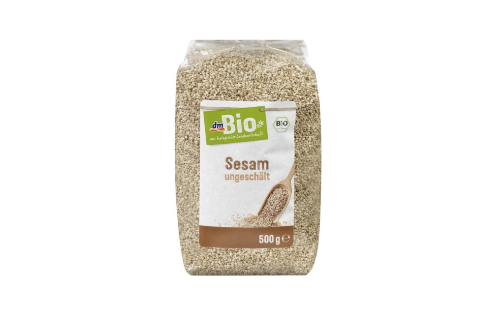 Wegen möglicher Belastungen mit Salmonellen wird der "dmBio-Sesam ungeschält 500g" zurückgerufen. (Bild: www.dm.de)