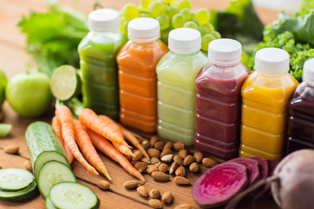 Detox-Kuren liegen im Trend. Man kann dabei nicht nur den Körper entgiften, sondern auch sein Gewicht reduzieren. Der Säure-Basen-Haushalt des Körpers spielt dabei eine ganz besondere Rolle. (Bild: Syda Productions/fotolia.com)