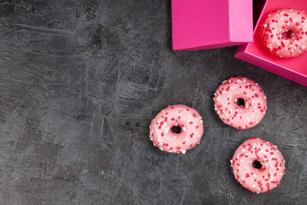 Nachdem "Öko-Test" bei einer Untersuchung Mineralöle in Donuts gefunden hat, hat die Möbelkette Ikea die belasteten Produkte aus dem Sortiment genommen. Bei anderen Anbietern sind sie aber noch immer im Angebot. (Bild: George Dolgikh/fotolia.com)