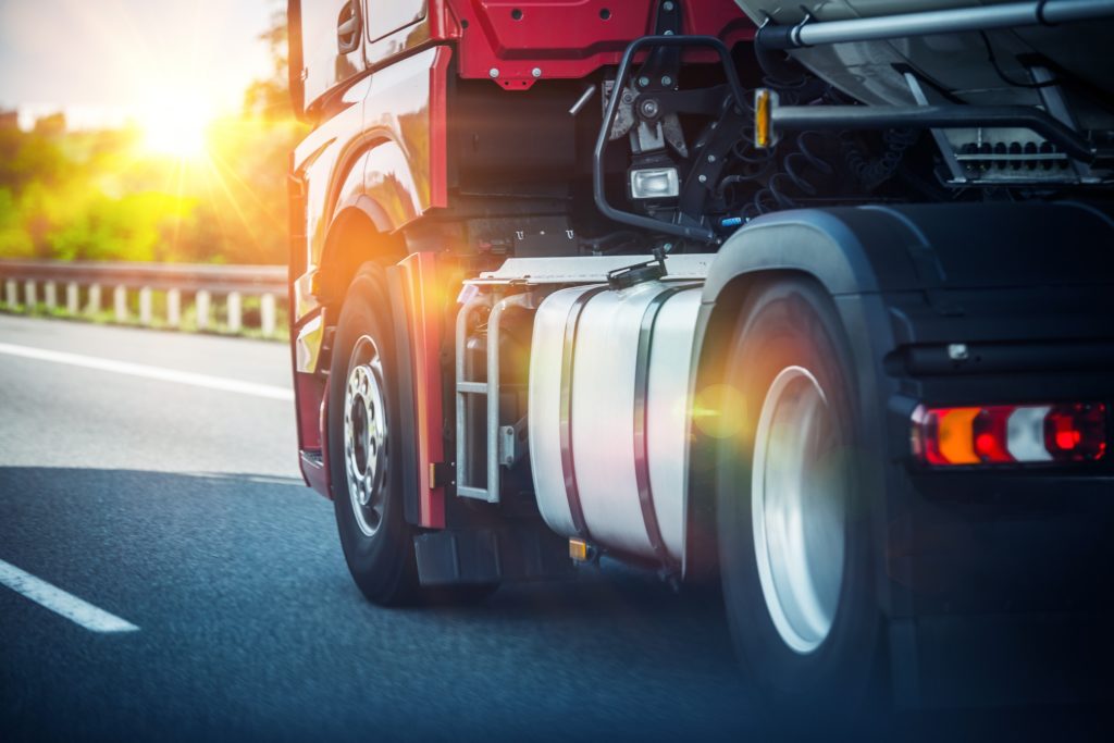 Am Wochenende wurde ein LKW-Fahrer in Bayern nach einem Unfall tot in seinem Fahrzeug aufgefunden. Todesursache könnte ein Herzinfarkt gewesen sein. (Bild: Tomasz Zajda/fotolia.com)