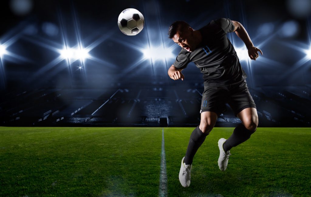 Viele Menschen in Deutschland und der restlichen Welt spielen gerne Fußball. Mediziner warnen jetzt vor den Gefahren für das Gehirn, welche durch Kopfbälle entstehen können. (Bild: Brocreative/fotolia.com)