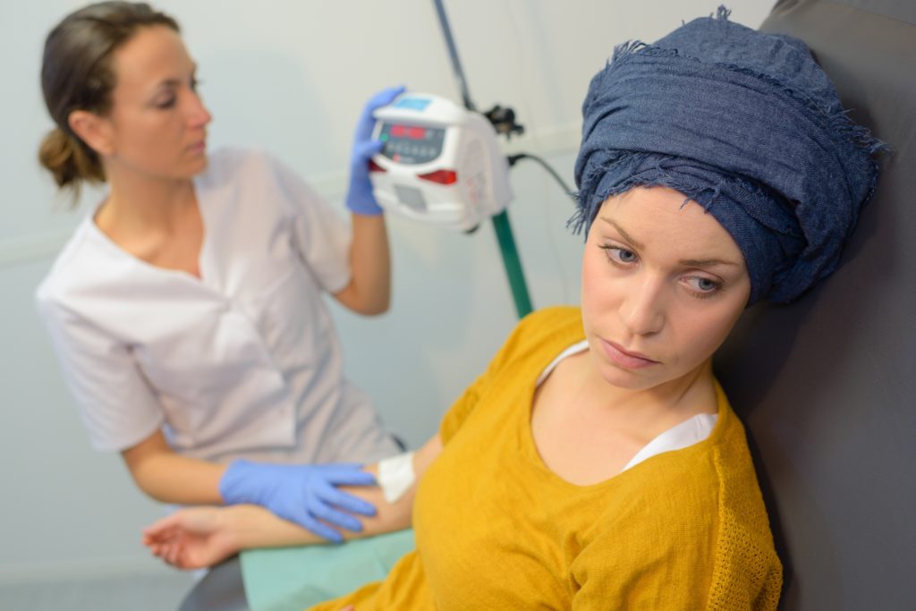 Die Diagnose Krebs ist für alle Menschen zunächst ein Schock. Besonders hart trifft es junge Patienten. Sie stehen finanziell oft noch nicht auf eigenen Beinen oder haben kleine Kinder. (Bild: auremar/fotolia.com)