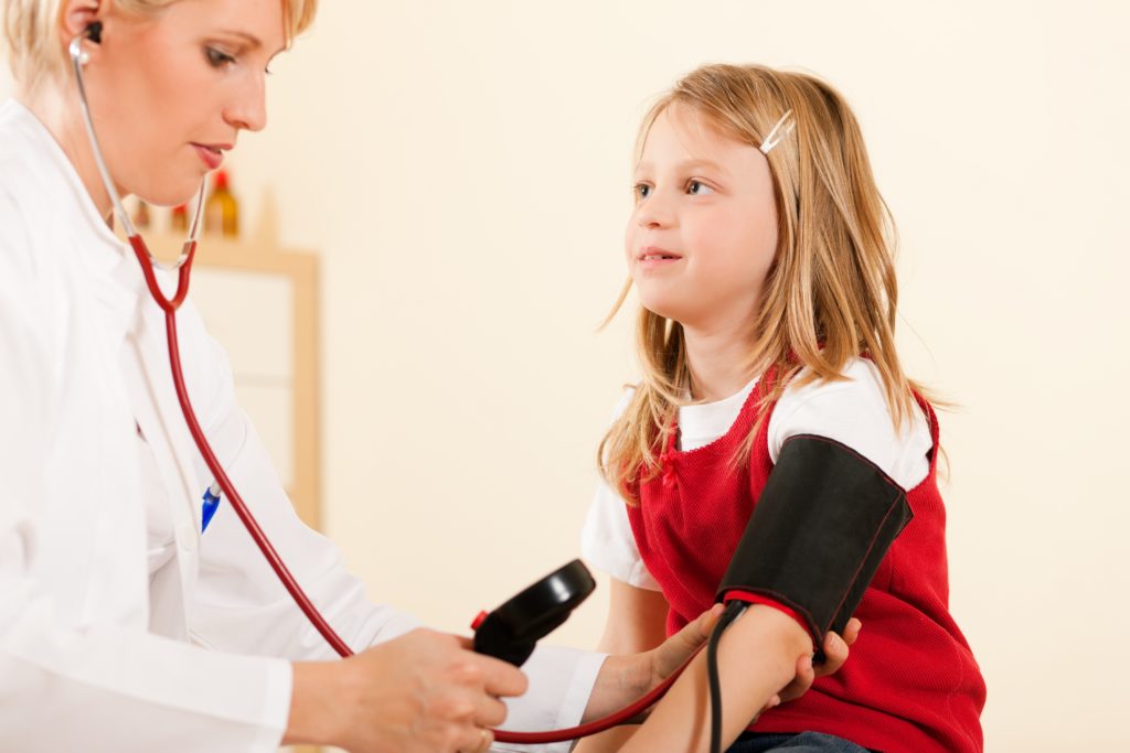 Wissenschaftler haben in einer Studie festgestellt, dass Bluthochdruck bei Kindern und und Jugendlichen die geistige Leistungsfähigkeit leicht verringern kann. (Bild: Kzenon/fotolia.com)