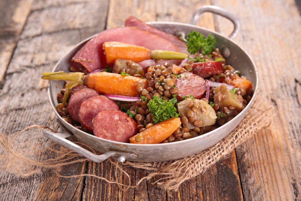 Eisenhaltige Lebensmittel wie Fleischprodukte und Hülsenfrüchte können vor einem Eisenmangel schützen. Unser Körper kann dieses Spurenelement nicht selbst produzieren. (Bild: M.studio/fotolia.com)