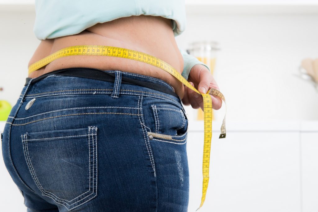 Rund 16 Millionen Menschen in Deutschland sind fettleibig. Die Krankenkasse DAK-Gesundheit fordert nun ein verbessertes Therapie- und Behandlungsangebot bei Adipositas. (Bild: Picture-Factory/fotolia.com)