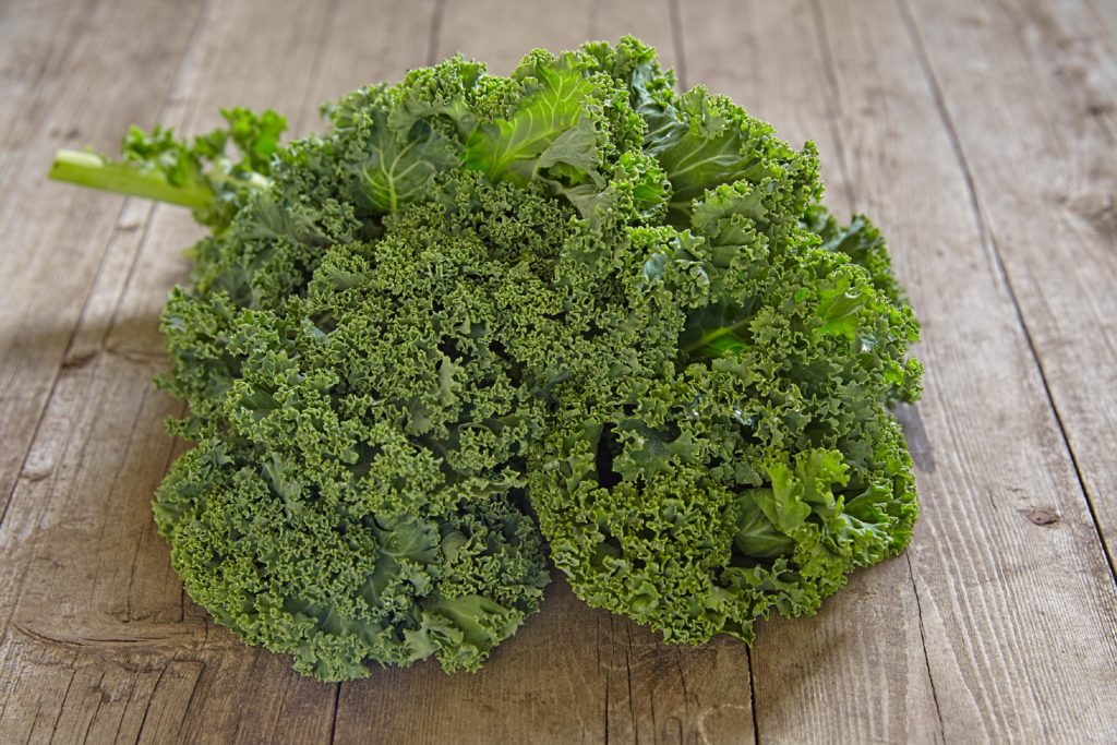 Grünkohl ist vor allem in Norddeutschland sehr beliebt. Das Wintergemüse ist auch gesund. Schon eine Portion deckt den Tagesbedarf an Vitamin C. (Bild: azurita/fotolia.com)