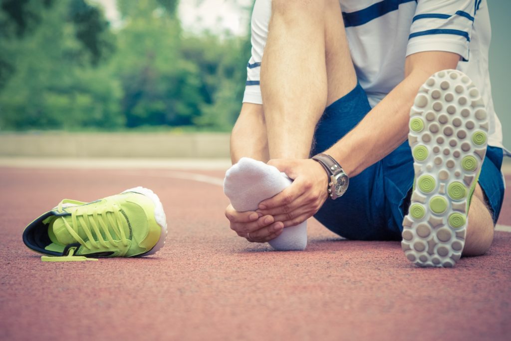 Bei verstauchten Knöcheln raten viele Ärzte zu einer Physiotherapie. Mediziner fanden heraus, dass meist häusliche Pflege bei einer Verstauchung des Knöchels ausreicht. Eine Physiotherapie bringt oft keine klinisch signifikanten Verbesserungen. (Bild: zphoto83/fotolia.com)