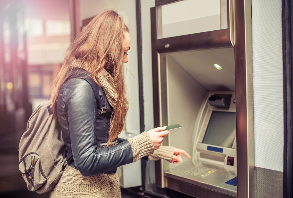 Die meisten Menschen nutzen Bankautomaten, um schnell an neues Bargeld zu kommen. Die Tastaturen dieser Automaten weisen allerdings eine große Anzahl von Mikroben und anderen Verunreinigungen auf. Wenn Sie also sehr auf Ihre Hygiene achten, sollten Sie sich nach der Nutzung von Bankautomaten besser die Hände waschen. (Bild: guruXOX/fotolia.com)