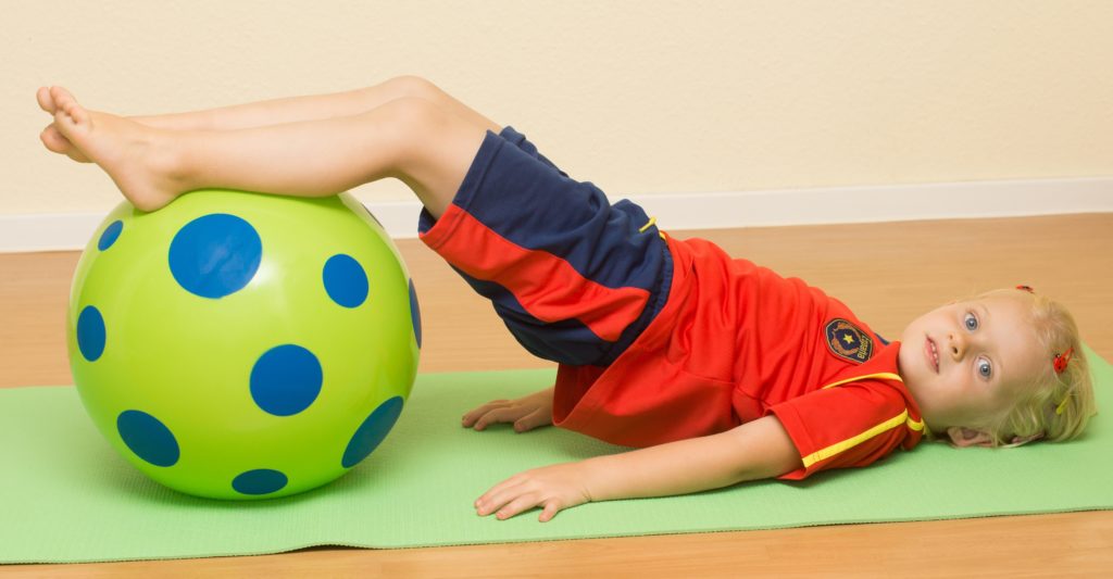 Zwar haben vor allem ältere Menschen an Rückenschmerzen zu leiden, mit der Vorbeugung sollte aber schon im Kindesalter begonnen werden. Dafür gibt es einige spielerische Übungen. (Bild: Köpenicker/fotolia.com)