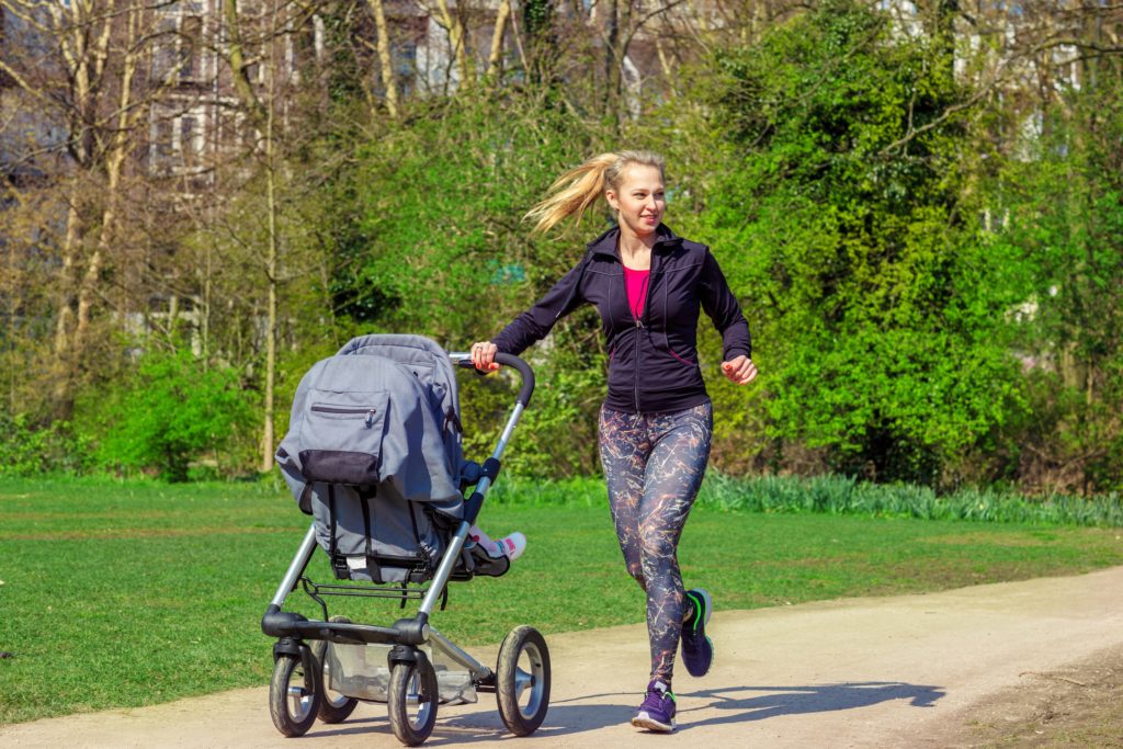 Stillende Frauen sollten schon bald nach der Entbindung wieder Bewegung in den Alltag bringen und sportlich aktiv sein, empfehlen Experten. (Bild: 2xSamara.com/fotolia.com)