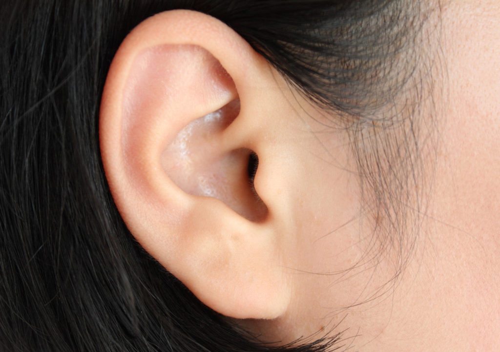 Chinesische Ärzte entwickeln künstliches Sinnesorgan: Im letzten Schritt soll das künstliche Ohr an den Kopf des Mannes transplantiert werden. (Bild: Kwangmoo/fotolia.com)