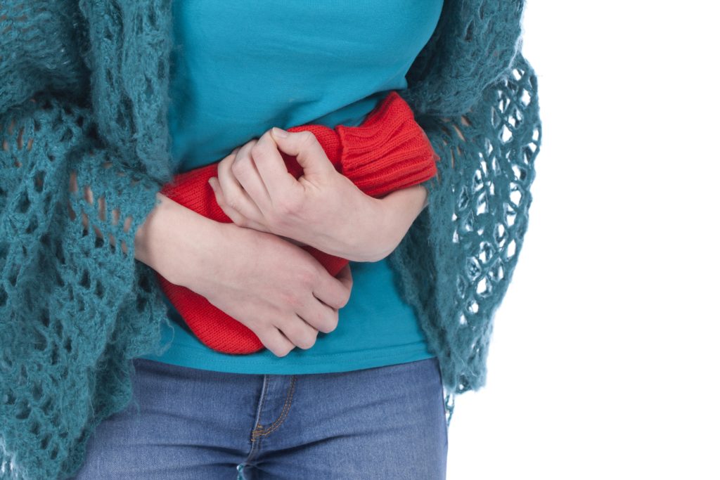 Frauen erkranken deutlich häufiger an Blasenentzündungen als Männer. Dies hat mit der weiblichen Anatomie zu tun. Um sich vor der Krankheit zu schützen, ist es wichtig zu wissen, wodurch sie ausgelöst wird. (Bild: absolutimages/fotolia.com)
