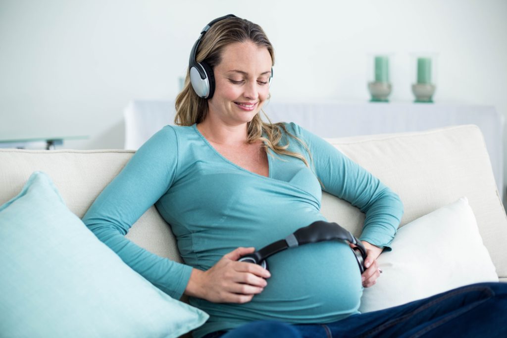 Schwangere Frauen sollten ihrem Baby schon vor der Geburt vorsingen oder Musik vorspielen. Denn Säuglinge erinnern sich laut einer Studien an im Mutterleib Gehörtes. (Bild: WavebreakMediaMicro/fotolia.com)