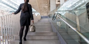Die Schmerzen an der Kniescheibe treten oft besonders stark beim Treppensteigen auf. (Bild: chombosan/fotolia.com)