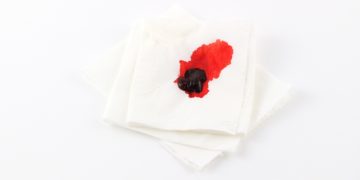 Blut im Stuhl ist leicht zu erkennen, wenn es sich in Form von hellroten Flecken auf dem Toilettenpapier zeigt. (Bild: parntawan1987/fotolia.com)