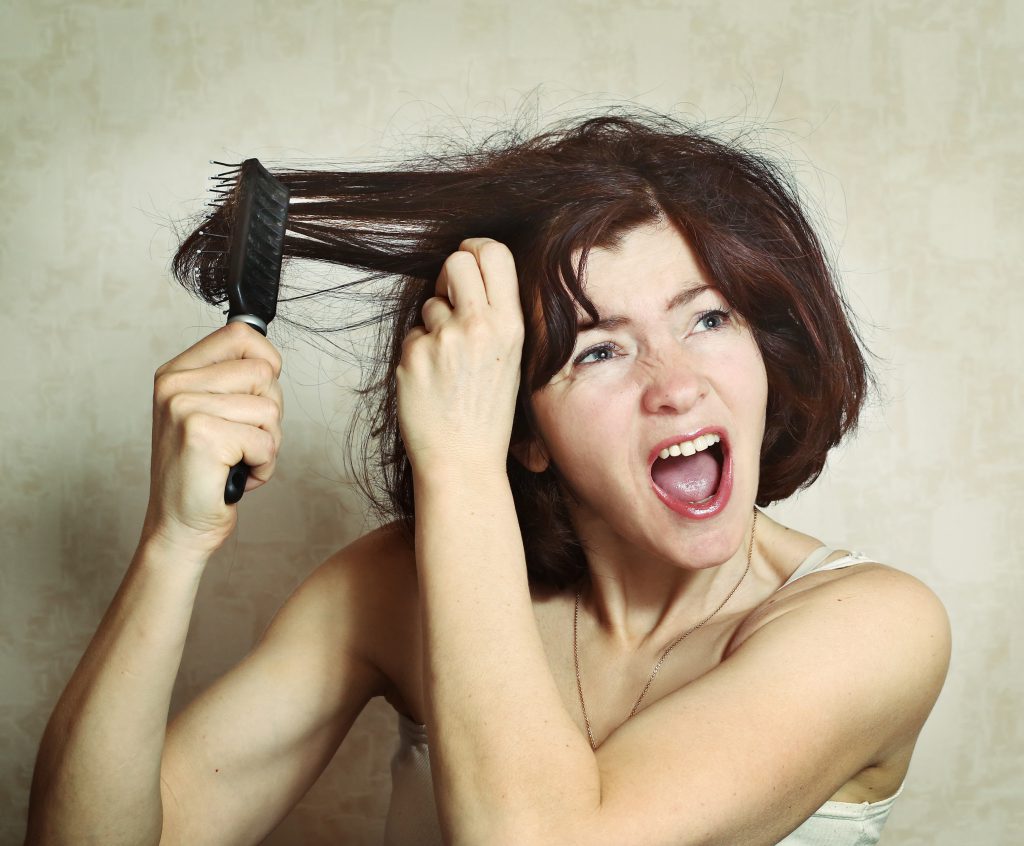Frauen sollten bei der Haarpflege sehr vorsichtig sein. Denn ständiges Kämmen oder zu eng gebundene Zöpfe können zu Haarausfall führen. (Bild: ulianna19970/fotolia.com) 