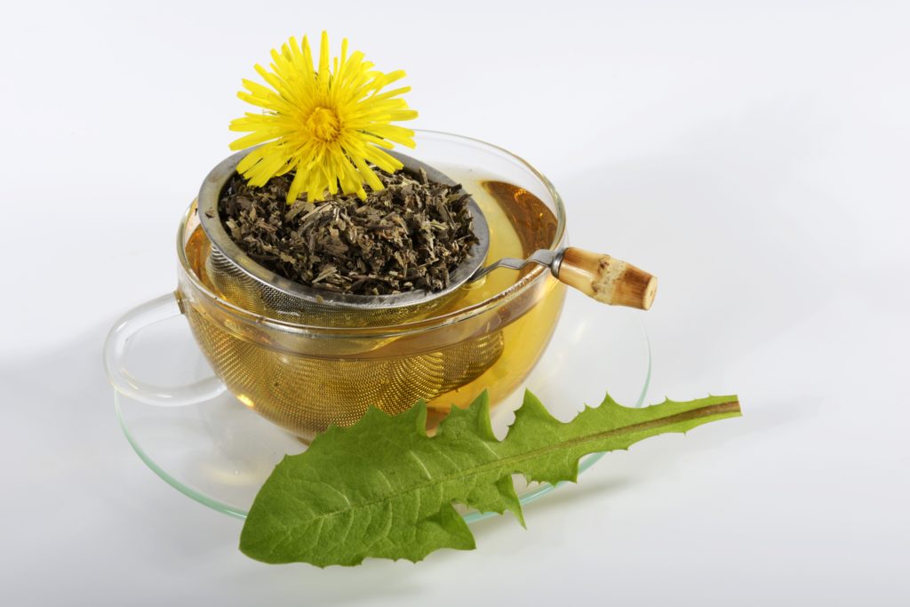 Löwenzahn-Tee ist ein bewährtes Hausmittel, um den Körper bei Durchfall mit Eisen zu versorgen. (Bild: superfood/fotolia.com) 