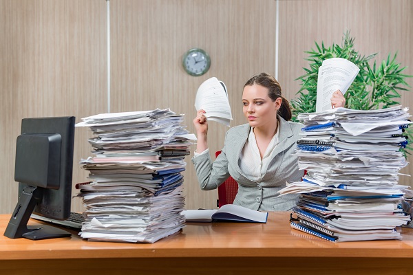 Viele Menschen leiden aufgrund von stundenlangem Sitzen, Bewegungsmangel, Stress und ungünstiger Bewegung unter Verdauungsproblemen. (Bild: Elnur/fotolia.com)