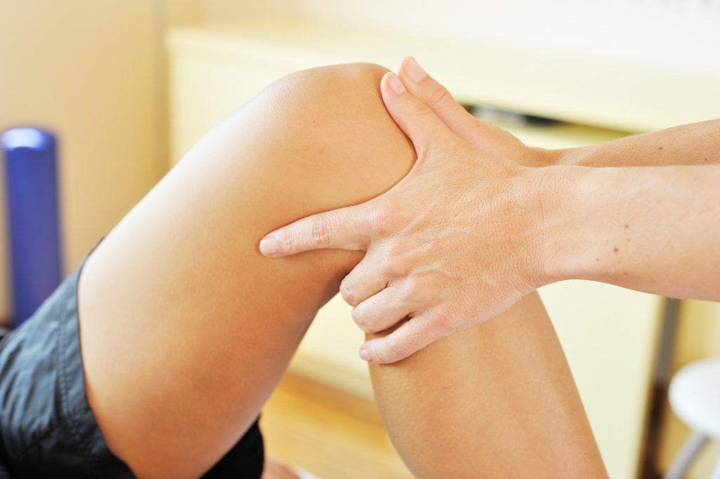 Vor allem manuelle Therapien haben sich bei der Behandlung von Morbus Osgood-Schlatter bewährt. (Bild: photophonie/fotolia.com)