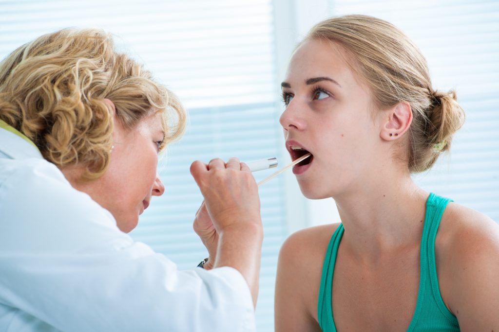 Die Diagnose einer Rachenentzündung lässt sich oftmals bereits nach einem Blick in den Rachenraum stellen, allerdings können verschiedene weitere Untersuchungen zur Differentialdiagnostik erforderlich werden. (Bild: Alexander Raths/fotolia.com)