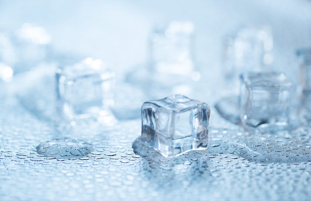 Ein kurzes Bad der betroffenen Gelenke in eisgekühltem Wasser lindert die Glenkschmerzen während der akuten Krankheitsschübe. (Bild: ironstealth/fotolia.com)