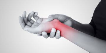 Handgelenkschmerzen, die bis in den Unterarm ausstrahlen können, sind eine typische Folge der Preiser-Krankheit. (Bild: Adiano/fotolia.com)