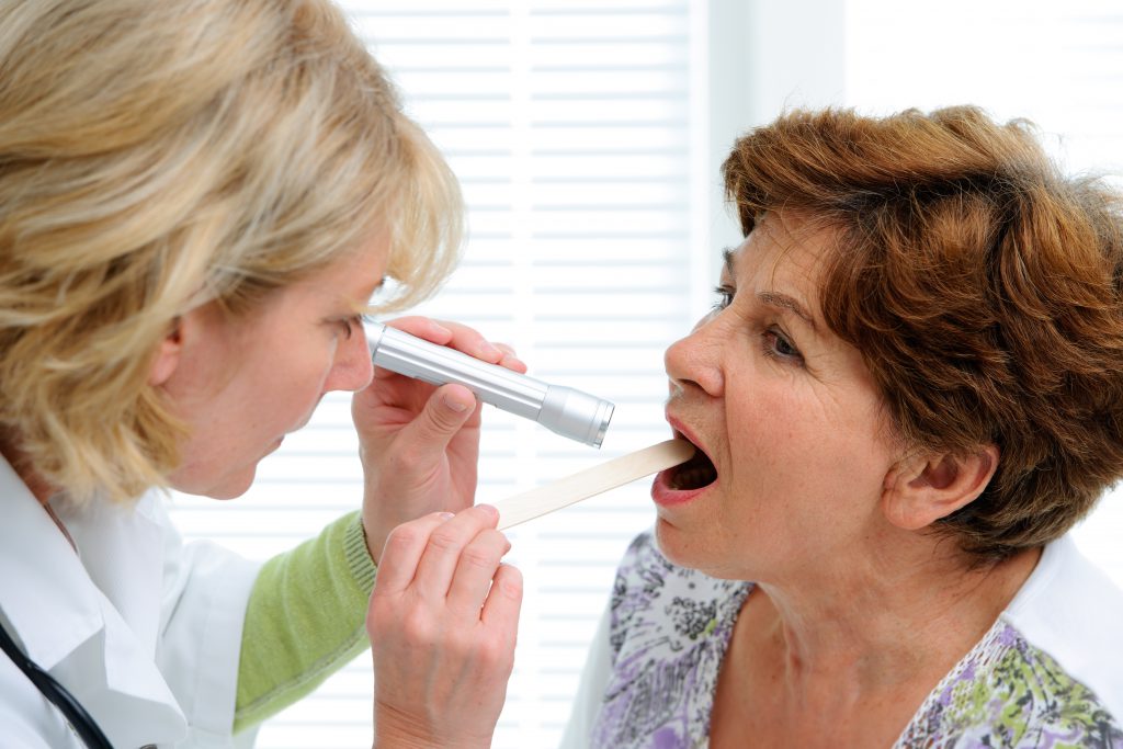 In der Regel reicht eine optische Untersuchung des Rachenraums aus, um eine Laryngitis festzustellen, allerdings sind oftmals weitere Untersuchungen erforderlich, um die Ursachen der Beschwerden einzugrenzen. (Bild: Alexander Raths/fotolia.com)