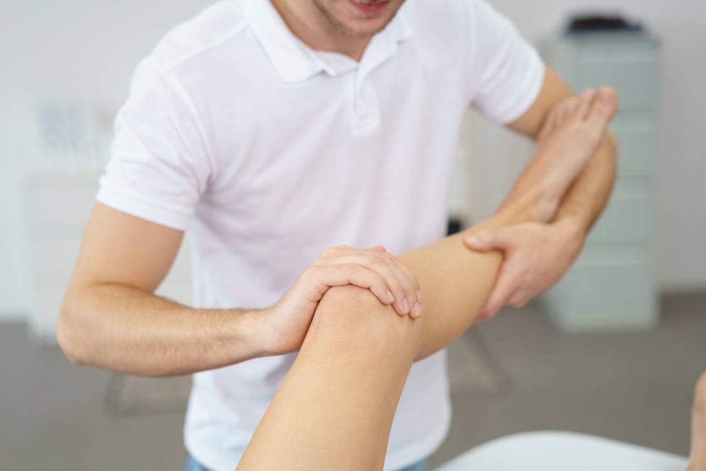 Jugendliche, die viel Sport treiben, sind besonders häufig von Morbus Osgood-Schlatter betroffen. (Bild: contrastwerkstatt/fotolia.com)