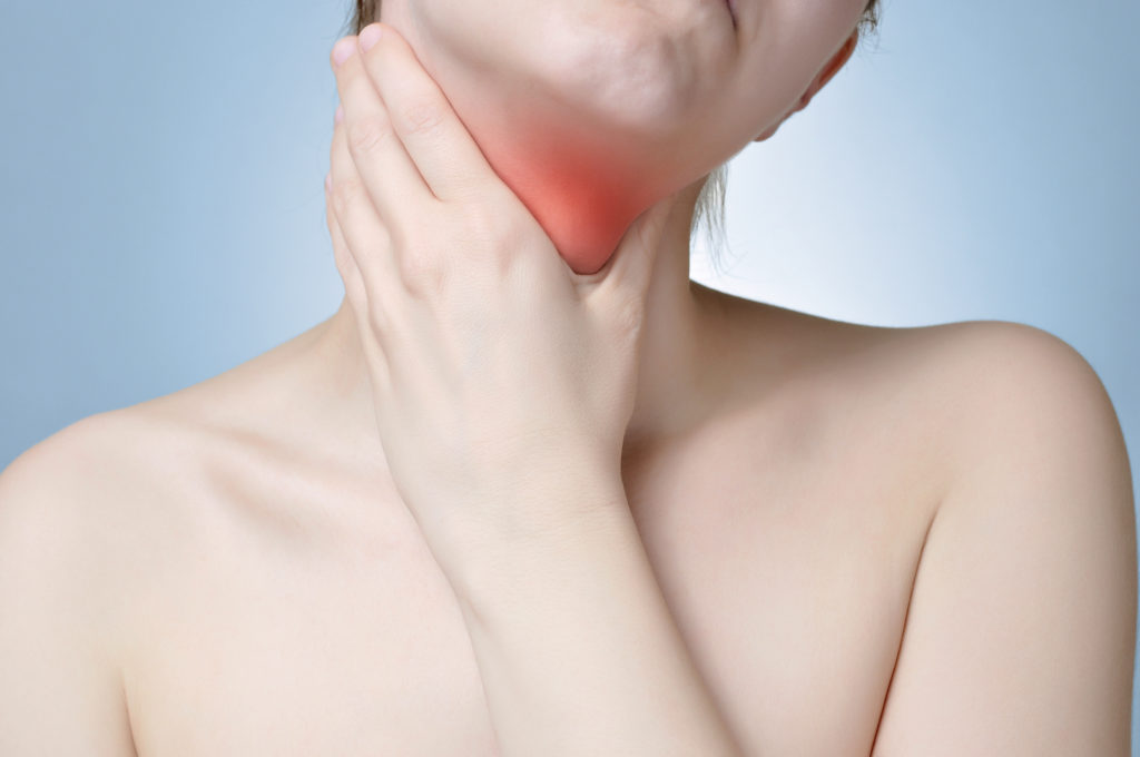 Typische Anzeichen einer Rachenentzündung sind Schmerzen beim Schlucken, ein unangenehmes Kratzen im Hals sowie erkennbare Rötungen und Schwellungen im Rachenraum. (Bild: Von Schonertagen/fotolia.com)