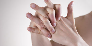 Bei schweren Formen der Tendovaginitis stenosans ist das Strecken der Finger oftmals blockiert und nur durch zusätzichen Druck zu erreichen. (Bild: staras/fotolia.com)