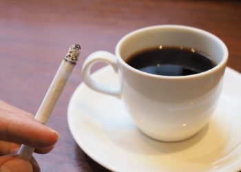 Kaffee und Nikotin sollte  bei schwitzigen Füßen so wenig wie möglich konsumiert werden. (Bild: sabot26/stock.adobe.com)