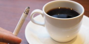 Kaffee und Nikotin sollte  bei schwitzigen Füßen so wenig wie möglich konsumiert werden. (Bild: sabot26/stock.adobe.com)