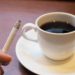 Kaffee und Nikotin sollte  bei schwitzigen Füßen so wenig wie möglich konsumiert werden. (Bild: sabot26/stock.adobe.com)