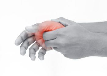 Daumenschmerzen können zum Beispiel als punktueller Schmerz im Bereich des Daumensattelgelenks oder als ein heftiges Ziehen im ganzen Finger wahrgenommen werden. (Bild: Adiano/stock.adobe.com)