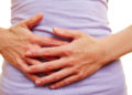 Ein Leistenbruch ist meist mit einem Drückgefühl, Schmerzen und Schwellungen im Leistenbereich verbunden. (Bild: Robert Kneschke/fotolia.com)