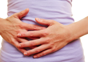 Ein Leistenbruch ist meist mit einem Drückgefühl, Schmerzen und Schwellungen im Leistenbereich verbunden. (Bild: Robert Kneschke/fotolia.com)