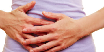 Ein Leistenbruch ist meist mit einem Drückgefühl, Schmerzen und Schwellungen im Leistenbereich verbunden. (Bild: Robert Kneschke/fotolia.com)
