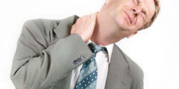 Verspannungen der Nackenmuskulatur äußern sich durch ein unangenehmes Ziehen, Schmerzen und Bewegungseinschränkungen. (Bild: ArTo/fotolia.com)