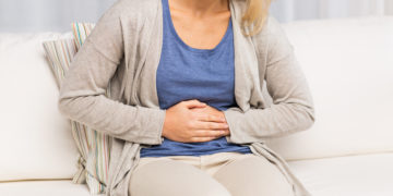 Chronisches Sodbrennen kann z.B. auch auf eine Magenschleimhautentzündung hinweisen. Daher sollten andauernde Beschwerden unbedingt ärztlich abgeklärt werden. (Bild: Syda Productions/stock.adobe.com)