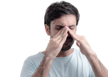 Typisch für eine Sinusitis sind drückende Schmerzen im Bereich der betroffenen Nasennebenhöhlen. (Bild: kleberpicui/fotolia.com)